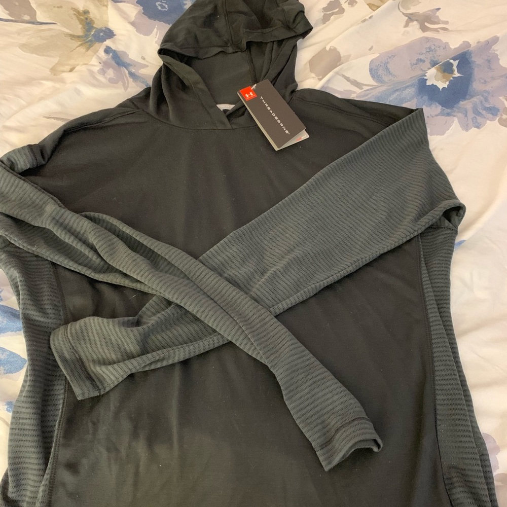 Long sleeved with hood UNDER ARMOUR